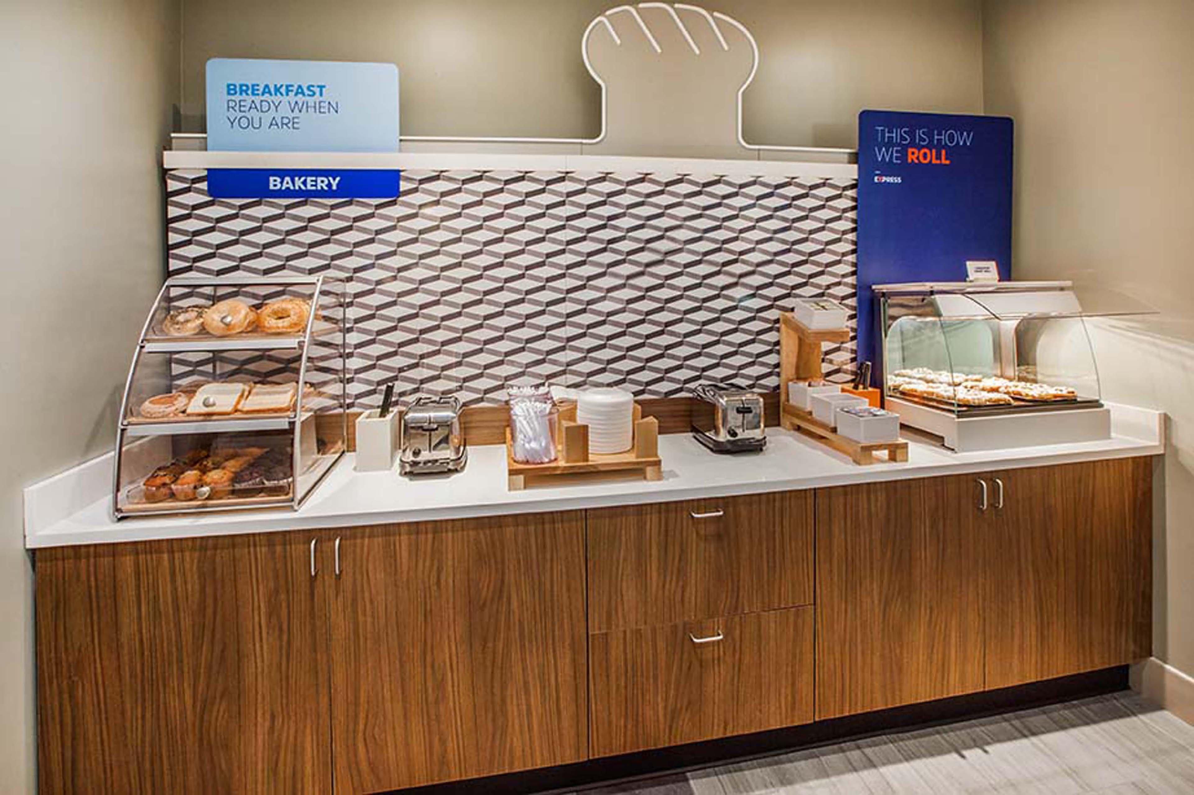 Holiday Inn Express Fresno Northwest - Herndon By Ihg Εξωτερικό φωτογραφία